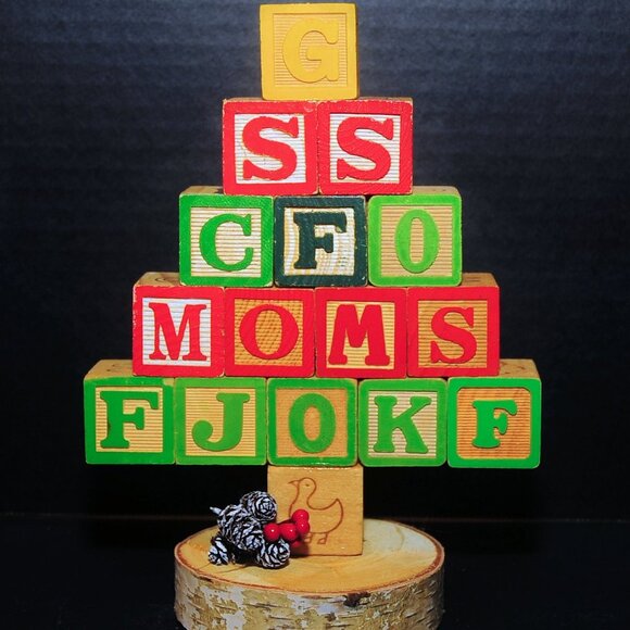 VTG Wooden Alphabet Blocks Christmas Tree Shelf Sitter MOMS 16 Blocks Birch Base - Picture 1 of 3